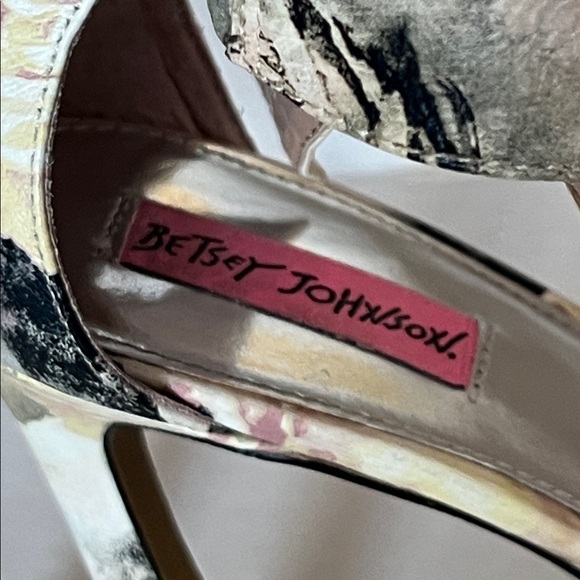 Betsey Johnson Malissa d'Orsay Pump in Multi-color Floral Pattern Oversized Bow - Picture 6 of 12